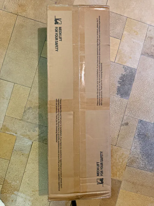 Carton long du cadre Maidesite T2 posé au sol