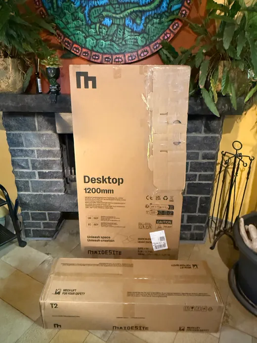 Les cartons du Maidesite T2 empilés à la livraison