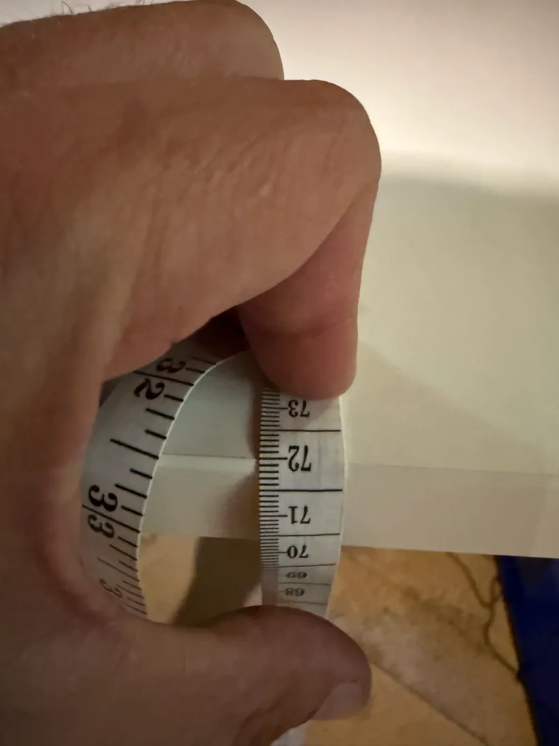 Mètre ruban le long du plateau du Maidesite T2 en position basse, graduation 71,5 cm au niveau du dessus du plateau