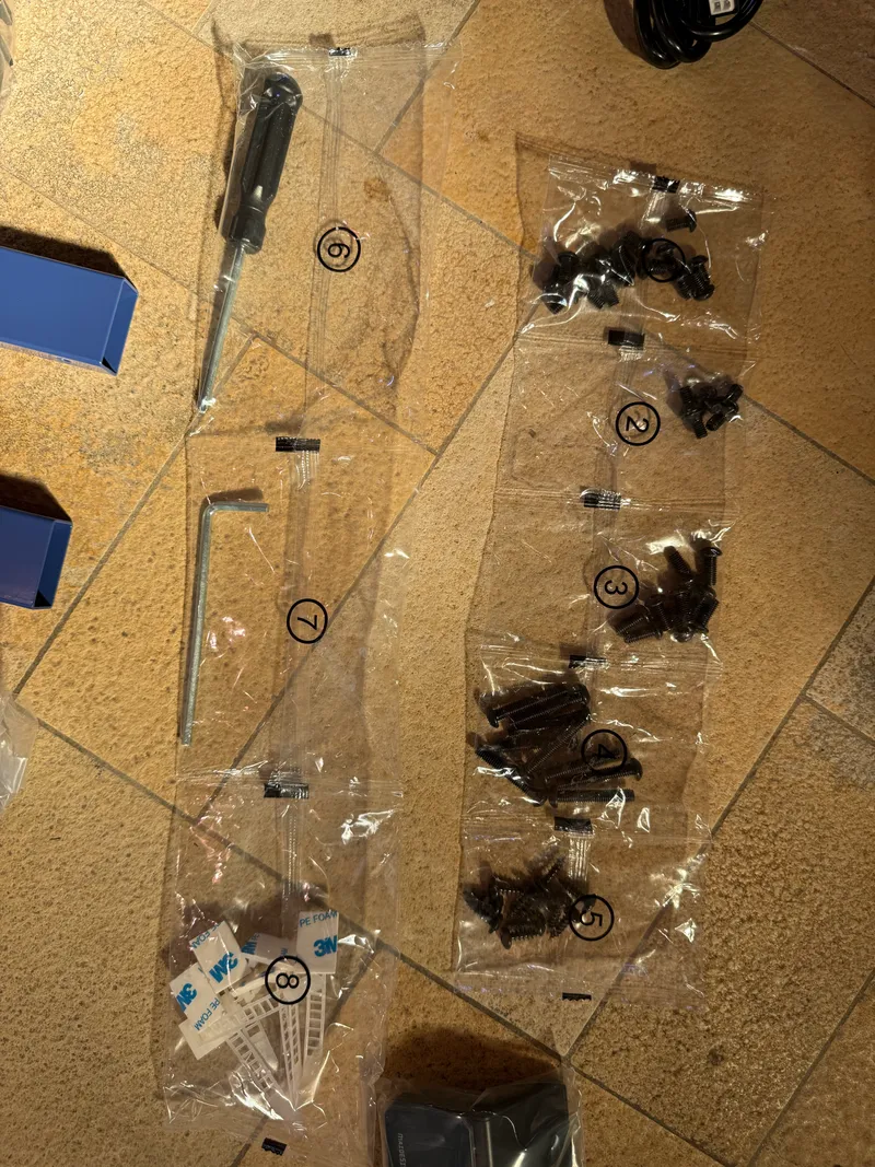 Sachets de visserie numérotés du Maidesite T2, avec le tournevis et la clé Allen fournis